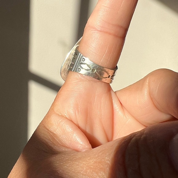 Royston Ribbon Ring - Picture 5 of 6